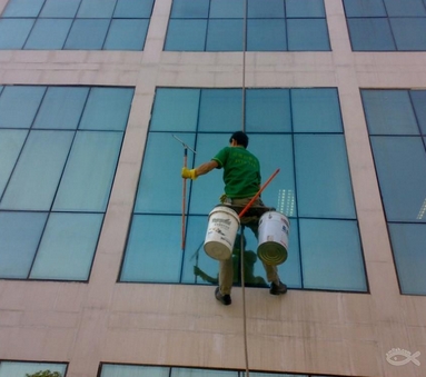 為了保持建筑物的外觀整潔，美觀，應(yīng)定期外墻清洗